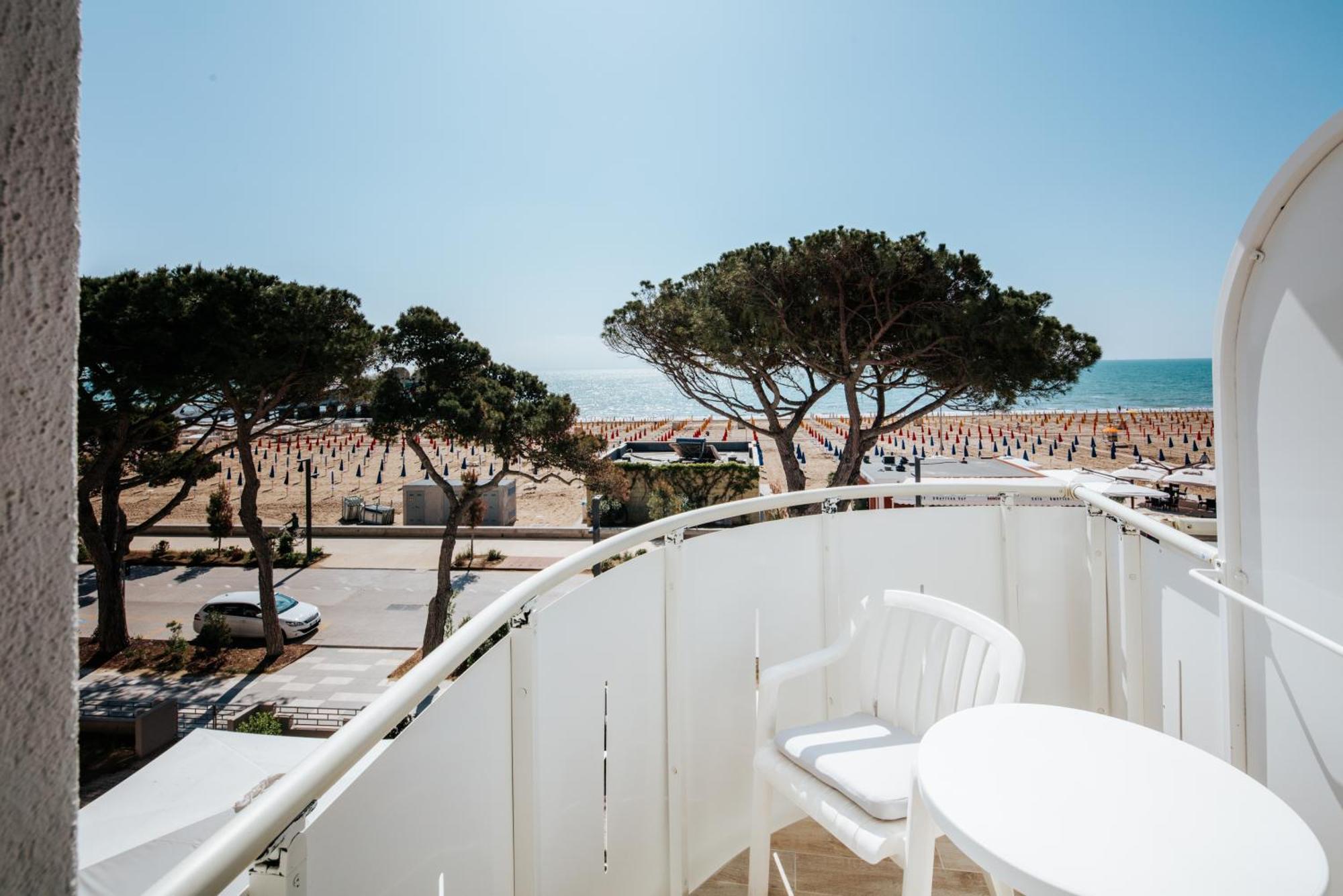 Hotel Luna Centrale Lignano Sabbiadoro Kültér fotó