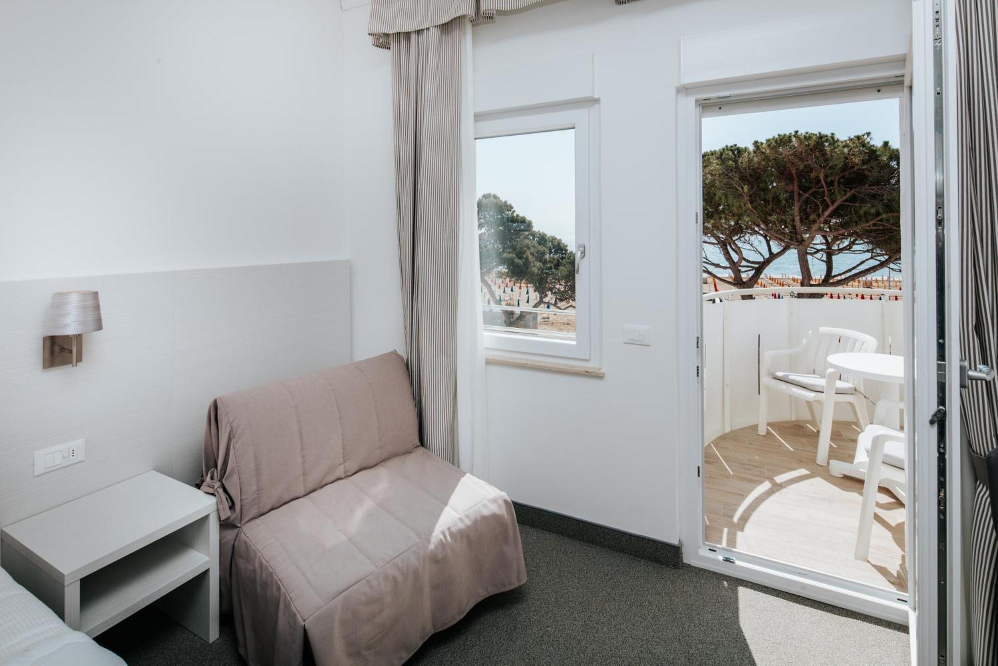 Hotel Luna Centrale Lignano Sabbiadoro Kültér fotó